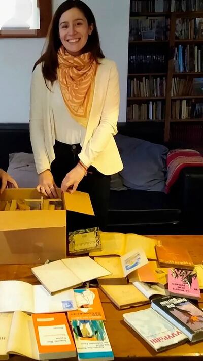 Celina Brittez con los libros que halló y que pertenecían a Augusto Roa Bastos. Hoy contará toda la historia.