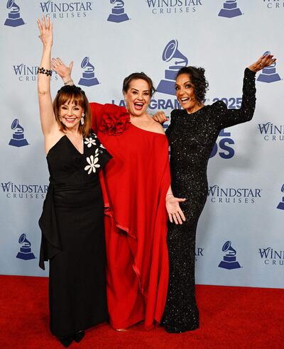 Mayte Lascuráin, Isabel Lascuráin y Fernanda Meade, de Pandora, recibieron un Premio Especial durante la 26ª edición de los Premios Latin Grammy. (Mindy Small/Getty Images/AFP)