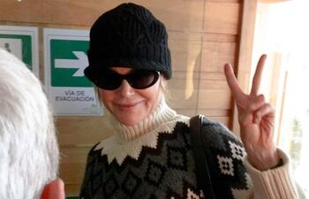 La actriz estadounidense Nicole Kidman llega al aeropuerto Presidente Carlos Ibáñez del Campo, para su viaje con destino a la Antártida, este miércoles en Punta Arenas (Chile). El turismo antártico accesible para unos pocos bolsillos, se ha puesto de moda, pese a las denuncias de los expertos por el impacto que tiene en un territorio prístino.
