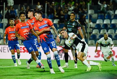Hugo Fernández, jugador de Olimpia, celebra un gol en el partido frente a 2 de Mayo por la octava fecha del torneo Apertura 2025 del fútbol paraguayo en el estadio Luis Salinas, en Itauguá, Paraguay.