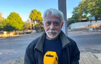 Julio López, con cabello canoso y barba, responde preguntas mientras sostiene una conversación amistosa al aire libre.