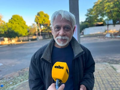 Julio López, con cabello canoso y barba, responde preguntas mientras sostiene una conversación amistosa al aire libre.