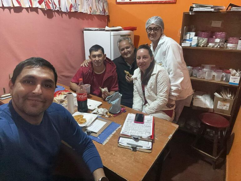 Dr. Manuel Dasilva (aparece en primera plana) en la última guardia que realizó en le Hospital Distrital de San Juan Nepomuceno.