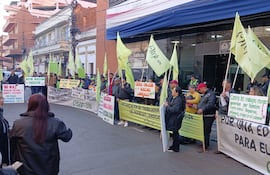 Integrantes de la Organización de Trabajadores de la Educación del Paraguay se manifiestan frente al Ministerio de Educación.