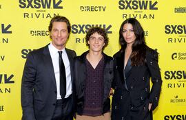 Matthew McConaughey, Levi Alves McConaughey y Camila Alves llegando al estreno mundial de "The Rivals Of Amziah King"