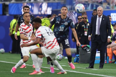 Gustavo Alfaro, director técnico de Paraguay, observa durante el partido del Grupo D de la Copa Mundial de la FIFA 2026 entre Estados Unidos y Paraguay en el Los Angeles Stadium, en Los Ángeles, California.