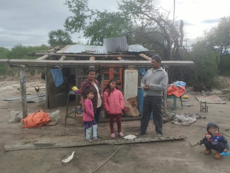 Parte de la humilde vivieda de esta familia, fue afectada por el temporal