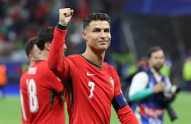 El portugués Cristiano Ronaldo celebra ante la afición tras ganar la tanda de penaltis después del partido de fútbol de octavos de final de la UEFA EURO 2024 entre Portugal y Eslovenia, en Frankfurt del Meno.