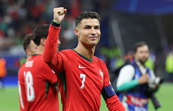 El portugués Cristiano Ronaldo celebra ante la afición tras ganar la tanda de penaltis después del partido de fútbol de octavos de final de la UEFA EURO 2024 entre Portugal y Eslovenia, en Frankfurt del Meno.