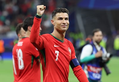 El portugués Cristiano Ronaldo celebra ante la afición tras ganar la tanda de penaltis después del partido de fútbol de octavos de final de la UEFA EURO 2024 entre Portugal y Eslovenia, en Frankfurt del Meno.
