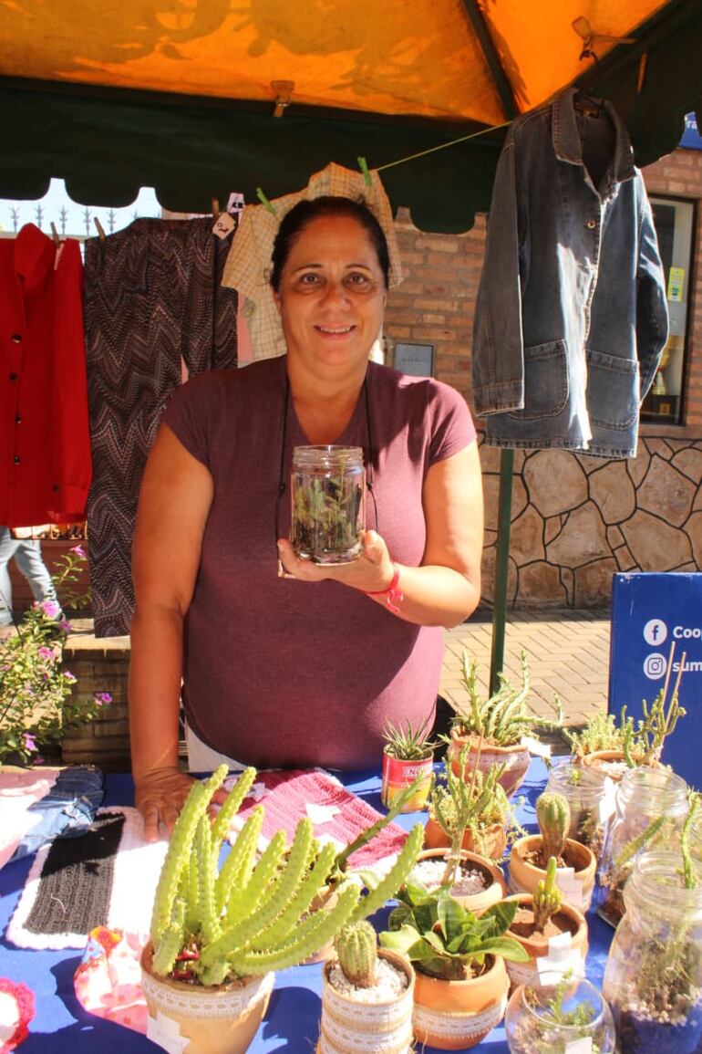 Gloria Cabrera ofrece artesanía y plantas ornamentales para el hogar, con productos únicos y frescos.
