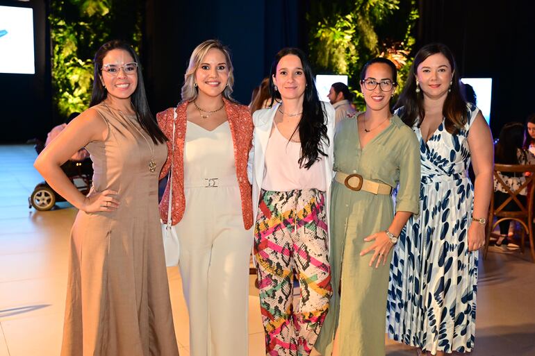 Violeta Portillo, María Alarcón, Mar Larrose, Emma Chaparro y Fabiana Torales.