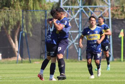 El capitán auriazul, Miguel Paniagua,  felicitado por Edsson Riveros (10), tras anotar el tanto de apertura en el marcador. (Foto: APF)