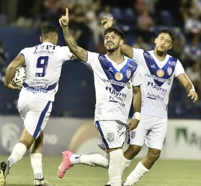 Elvio Vera celebra el primer gol de Ameliano, mientras Sergio Bareiro se lleva el balón para reanudar lo antes posible el juego.