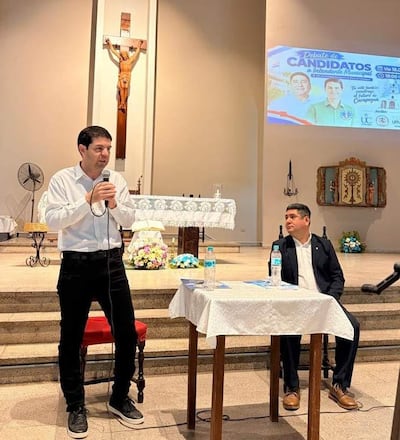 De izquierda a derecha, los candidatos a intendente de Carapeguá, Juan Aurelio Bobadilla Sánchez, de la lista 4 Juntos por Carapeguá, y Jordán Moisés María Espínola Collar, de la lista 1 ANR.