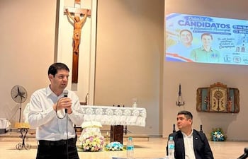 De izquierda a derecha, los candidatos a intendente de Carapeguá, Juan Aurelio Bobadilla Sánchez, de la lista 4 Juntos por Carapeguá, y Jordán Moisés María Espínola Collar, de la lista 1 ANR.
