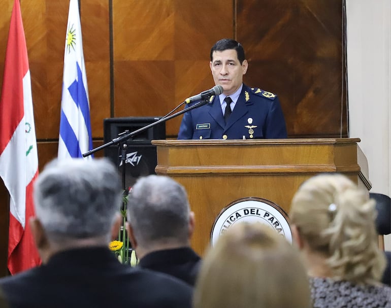 El Gral. Edwin Martínez, director del Instituto de Altos Estudios Estratégicos (IAEE) se refirió a la obra y a la trayectoria de la autora.