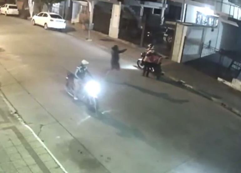 Instante del robo a mano armada a un delivery en Asunción (archivo).