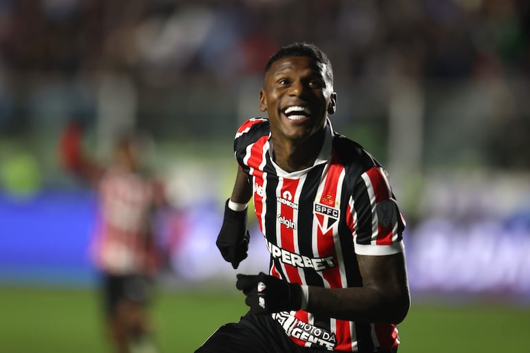 Robert Arboleda de Sao Paulo celebra un gol este martes, en un partido de la Copa Sudamericana entre Bolívar y Sao Paulo en el estadio Hernando Siles, en La Paz (Bolivia).