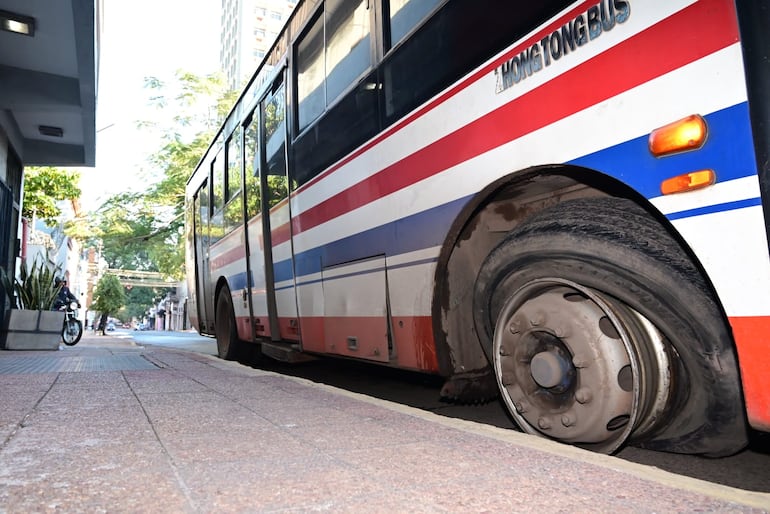 Un colectivo de la Línea 133 con la rueda destrozada abandonó a sus pasajeros sobre la calle Herrera de Asunción.