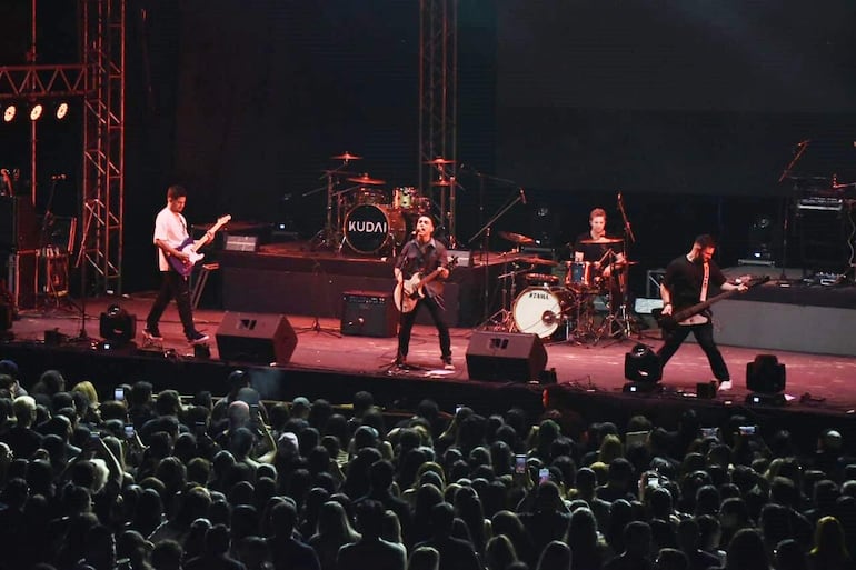 Vartan presentó sus canciones de estilo punk rock y logró establecer una buena conexión con la gente.