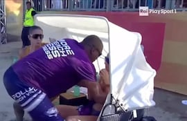 El entrenador brasileño James Martins claramente se lo ve increpando a sus jugadoras.