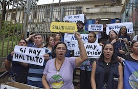 Protesta de pacientes frente al Ministerio de Salud, en el Día Mundial de la Salud.