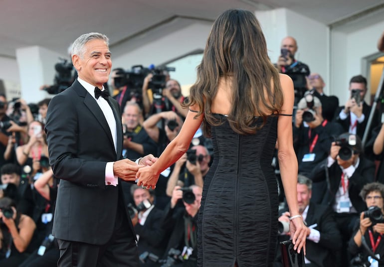 George Clooney y Amal Alamuddin posando felices para la prensa en la red carpet del Venice International Film Festival 2026. (EFE/EPA/ETTORE FERRARI)