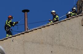 La chimenea de la Capilla Sixtina es colocada por los bomberos de Roma.