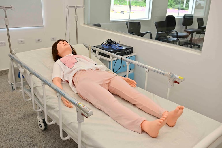 La cooperación del Gobierno del Japón aportó equipos de simulación clínica que elevan el nivel de entrenamiento académico.