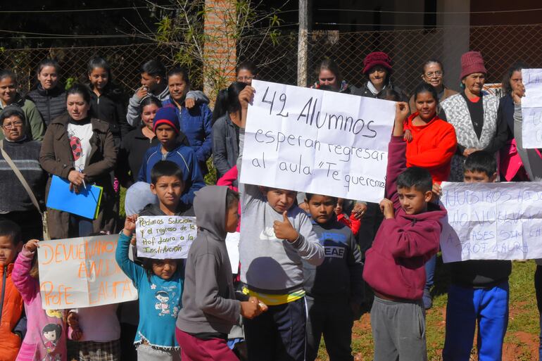 Con carteles en mano exigieron reposición al cargo de una docente en Paso Yobái.