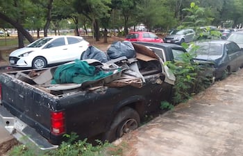 Vehículos abandonados en la vía pública utilizados como basurero.