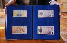 Los nuevos billetes de banco que llevan un retrato del rey Carlos III y que entrarán en circulación el 5 de junio de 2024 se muestran para una fotografía después de haber sido presentados al rey Carlos III de Gran Bretaña por el gobernador del Banco de Inglaterra, Andrew Bailey, y el cajero jefe del Banco de Inglaterra.