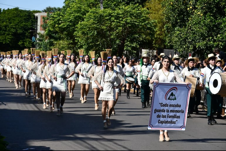 Fiestas patrias: en Capiatá se vivió un multitudinario y colorido desfile estudiantil