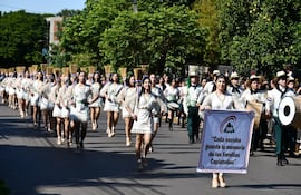 Las chiroleras del Colegio Politécnico Cooperativa Multiactiva Capiatá Ltda. en lugar de utilizar el tradicional palo, utilizaron una escoba para realizar las piruetas.