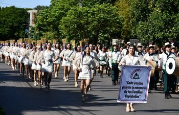 Las chiroleras del Colegio Politécnico Cooperativa Multiactiva Capiatá Ltda. en lugar de utilizar el tradicional palo, utilizaron una escoba para realizar las piruetas.