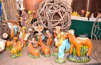 Los conjuntos de pesebres deTobatí son uno de los más requeridos en esta época.