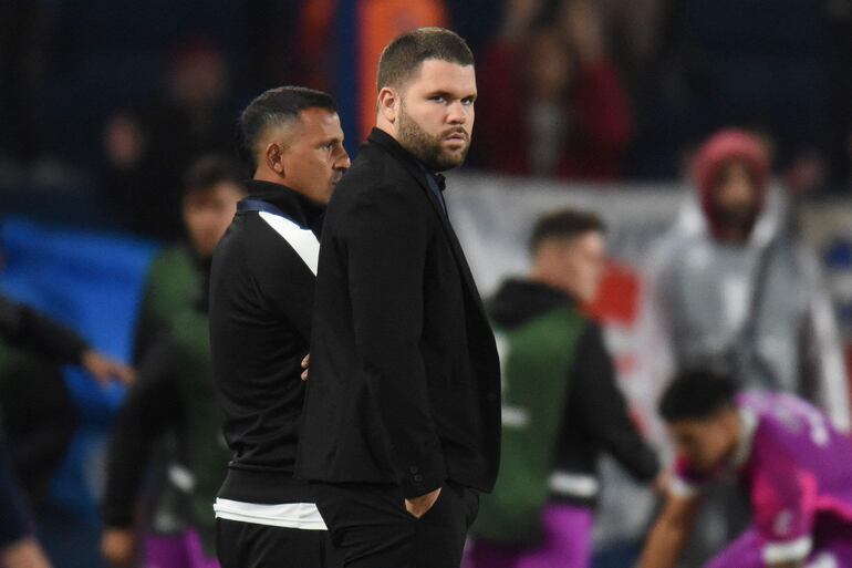 El paraguayo Ariel Galeano, entrenador de Libertad, durante un partido ante Nacional por el Grupo H de la Copa Libertadores 2024 en el estadio Gran Parque Central en Montevideo, Uruguay. 