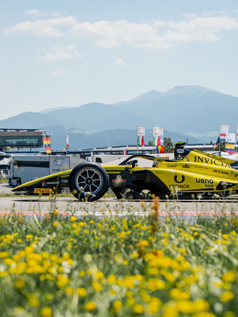 Joshua Duerksen, con su monoplaza amarillo #2, arrancó la carrera principal con un muy buen ritmo en el Red Bull Ring pero sobre el final, no pudo capitalizar más puntos.