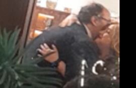 Efusivo encuentro entre la actual titular de la Seprelad, Liliana Alcaraz, y el abogado de Cartes, Ricardo Preda. Alcaraz, cuando era agente del Ministerio Público, tuvo a su cargo las causas referentes al sancionado expresidente.