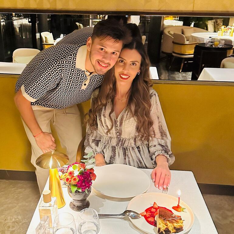 Óscar Romero celebrando las tres décadas de vida de Jani González en un coqueto restó de Estambul. (Instagram/Janina González)