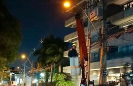ANDE instaló equipos de alumbrado público y reparó otros.