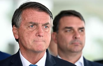 Jair Bolsonaro (izquierda) junto a su hijo Flavio, en una foto de 2022.