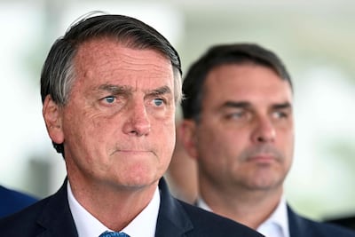 Jair Bolsonaro (izquierda) junto a su hijo Flavio, en una foto de 2022.