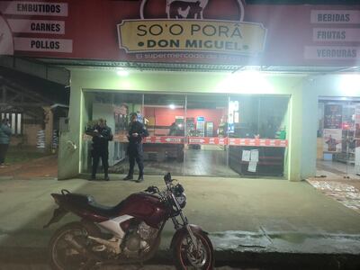 La motocicleta abandonada por los asaltantes frente al local de la Carnicería So´o Porã de San Juan Nepomuceno.