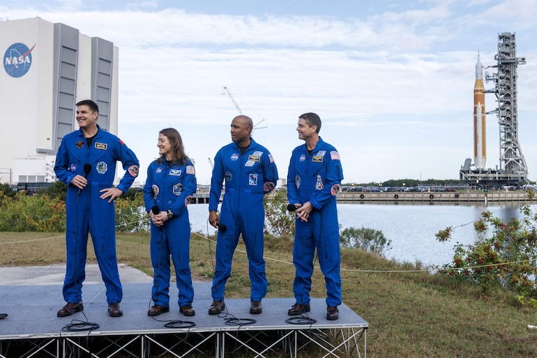 Los astronautas de la misión Artemis II: Jeremy Hansen (i), Christina Koch (C), Víctor Glover y el comandante, Reid Wiseman (d).