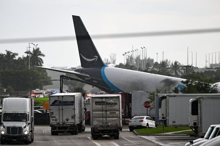 la sección de cola de un avión de carga en el Aeropuerto Internacional de Miami tras haberse salido de la pista el 6 de septiembre de 2026.