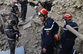 Un equipo de protección civil trabaja para recuperar los cuerpos de las víctimas del terremoto en Amizmiz, al sur de Marrakech, Marruecos.