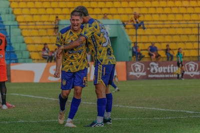 Carlos Baranda celebra el tanto del triunfo auriazul en compañía de Carlos Delgado. (Foto: APF)