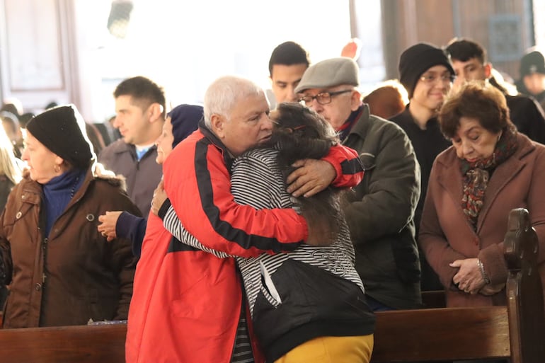 Como cada domingo, en la Basílica de Caacupé se vivió una concurrida celebración eucarística con la participación de numerosos fieles.